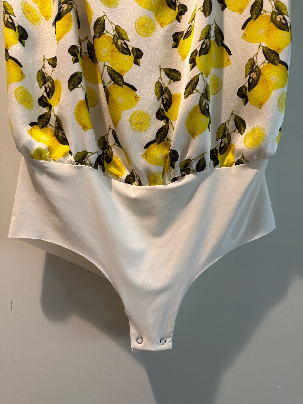 L'AGENCE White Lemon-Print Silk Bodysuit Size Large - Picture 4 of 16